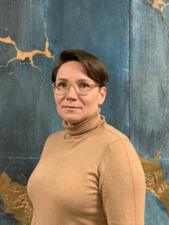 Kuvassa on Farmasialiiton farmaseuttinen asiantuntija Crista Kirvesoja